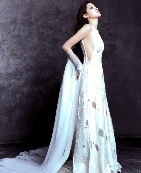 歐陽娜娜身穿白色長禮服驚豔全場。（圖／翻攝自新浪）