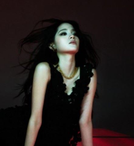 晚間典禮正式登場後，歐陽娜娜除紅毯造型備受矚目，也在音樂成績上獲得肯定。（圖／翻攝自新浪）