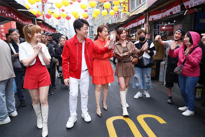蕭玉芬（左起）、翁立友、唐儷、林琇琪現身年貨大街，吸引熱情粉絲擠爆現場。（圖／記者鄭孟晃攝影）