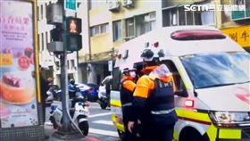 北市裸女暴走爬上轎車車頂，警方通報救護車強制送醫。（圖／翻攝畫面）