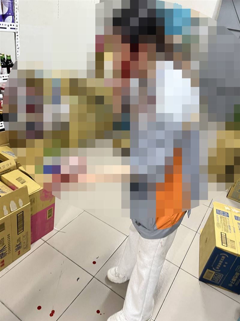 女店員被砸頭當下愣在原地,滿地都是血。(圖/民眾提供)