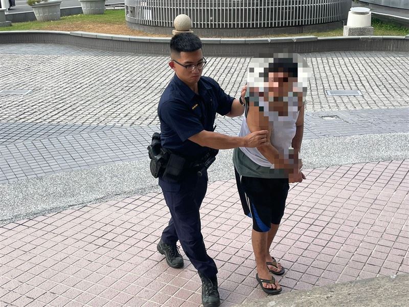 動手的李姓婦人被警方帶回偵辦。(圖/民眾提供)