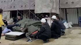 豆腐媽媽演員頭部著地影片曝光。（圖／翻攝自臉書）