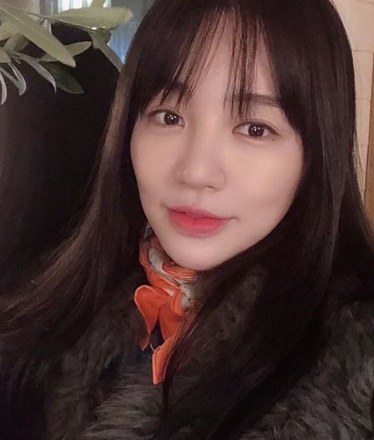 尹恩惠雙頰蘋果肌位置出現不明顯的凹陷與陰影，線條看起來略顯不自然。（圖／翻攝自尹恩惠IG）