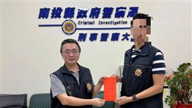 要女偵查佐「穿辣一點」，當酒家女，倒酒，南投縣警局前刑大隊長遭拔官，蕭榮哲(圖／翻攝自南投縣警局臉書)