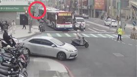 新北,新莊,鐵鎚,機車騎士,打人,攻擊,丹鳳派出所。（圖／翻攝畫面）