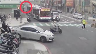 新北,新莊,鐵鎚,機車騎士,打人,攻擊,丹鳳派出所。（圖／翻攝畫面）