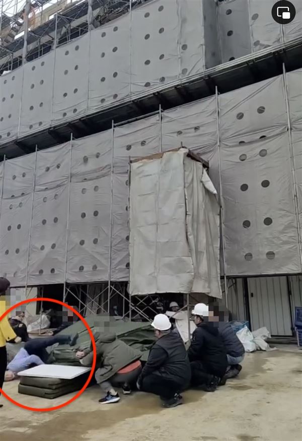 替身演員從高處意外墜地。（圖／翻攝畫面）