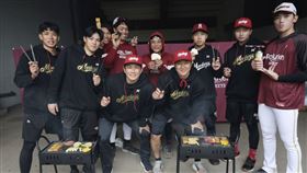 樂天金鷲球星銀次、岡島豪郎客座樂天桃猿春訓。（圖／樂天桃猿提供）