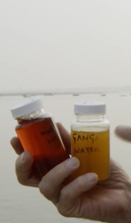 《河中巨怪》主持人用試劑，檢測恆河水（右）與一般瓶裝水（左）的差異。（圖／翻攝自IG@rivermonsters_official）