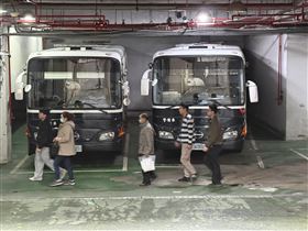 ▲涉違法傾倒200公噸垃圾！安城等4家清潔社負責人、會計、員工被拘提到案。（圖／翻攝畫面）