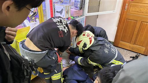 新／竊賊行竊擺烏龍　困夾娃娃機取物洞口