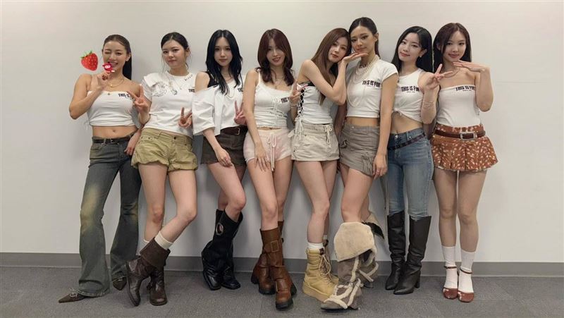 TWICE第10周年不僅在高雄舉辦演唱會!更將於今年唱進大巨蛋。(圖/翻攝自TWICE FB)