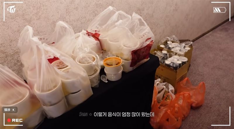 TWICE官方昨公開高雄演唱會全紀錄,子瑜媽媽更幾乎將整個夜市搬到飯店。(圖/翻攝自TWICE YouTube)