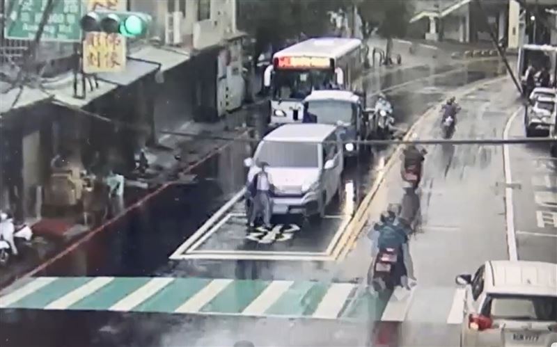 王男被撞擊瞬間。（圖／翻攝畫面）
