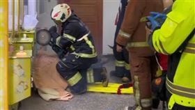 新北,樹林,娃娃機店,笨賊,藍芽卡拉OK組,卡住。（圖／翻攝畫面）