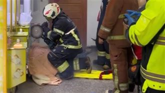 笨賊偷娃娃機「頭卡住」！無奈躺地等救援