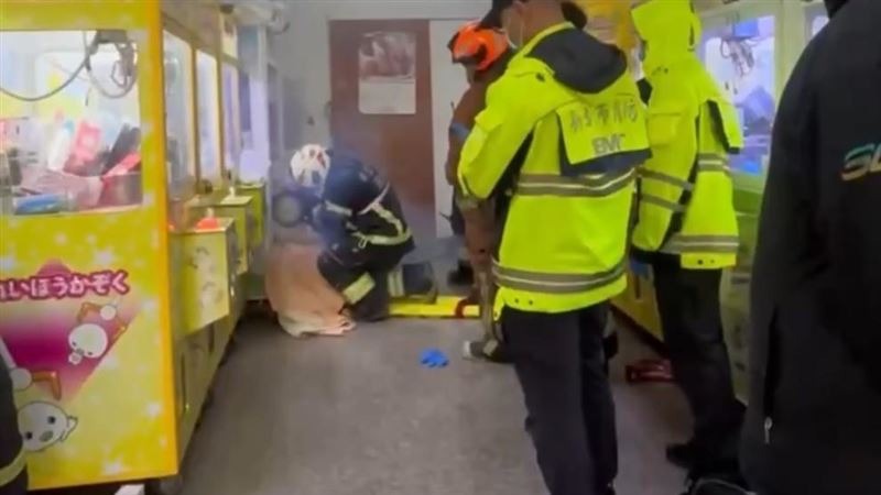張男進入娃娃機店準備偷竊，卻被卡住求助警消脫身。（圖／翻攝畫面）