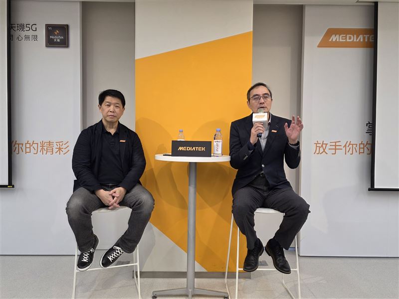 聯發科看好資料中心業務成長動能，總經理暨營運長陳冠州（右）與副總經理暨財務長顧大為（左）出席媒體交流會，透露聯發科將成為台積電2奈米與英特爾A14製程首波客戶，布局先進製程與先進封裝。（圖／記者李宜樺攝影）