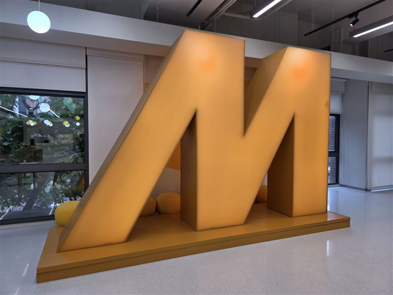 法人指出，2026年全球智慧型手機需求恐年減10%至15%，其中中國Android陣營出貨量預估年減20%至30%。不過，聯發科受惠市占率提升，預估5G與4G SoC出貨量僅分別年減7%與14%，優於整體市場表現，法人看好與Google合作的TPU需求強勁，預期TPUv8x（Zebrafish）將於今年7至8月量產，2026與2027年出貨量分別達40萬與150萬至200萬顆。另一方面，聯發科於台積電（2330）3奈米製程投片需求亦有上修空間，反映AI晶片動能強勁。 （圖／記者李宜樺攝影）