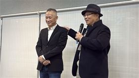 緯創尾牙報喜！董事長林憲銘指出，AI建置進入「1.5波」，未來三年預算上看1.5兆美元，訂單能見度已達2027年。他駁斥泡沫論，定調海外設廠為「實力延伸」非掏空；更宣布加碼免費算力至220萬小時挺台新創。最後幽默自嘲「只負責花錢」，將功勞歸給執行長。（圖／記者師瑞德攝影）