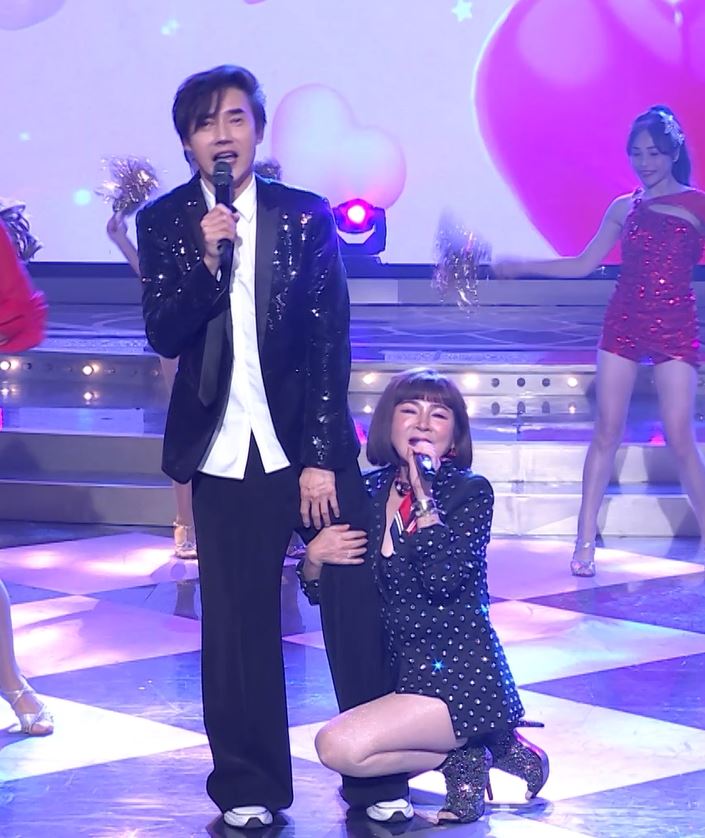 王彩樺突抱包偉銘大腿又躺懷裡。（圖／民視提供）