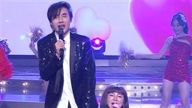 王彩樺突抱包偉銘大腿又躺懷裡。（圖／民視提供）