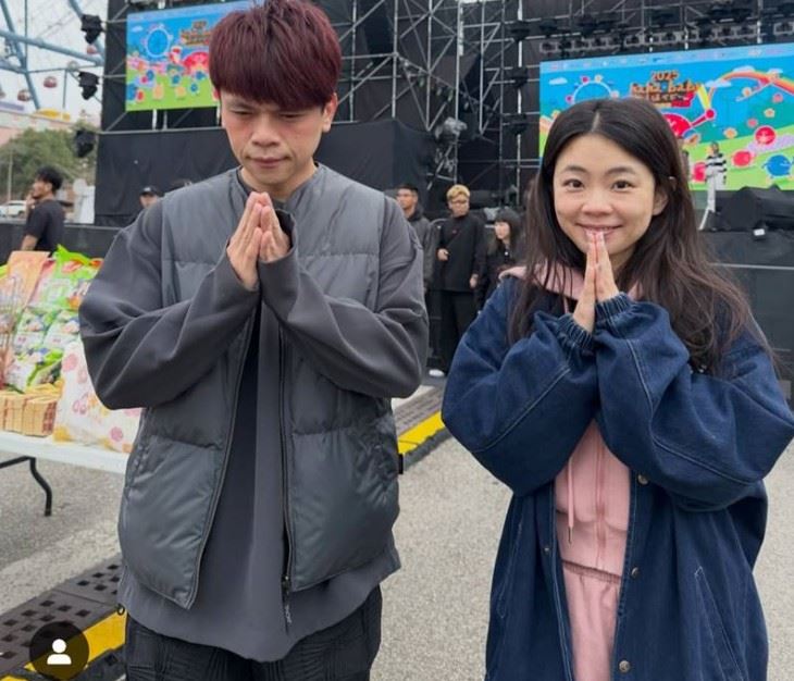 蔡阿嘎（左）近日因電影《陽光女子合唱團》意外成為話題人物。右為妻子二伯。（圖／翻攝自IG）