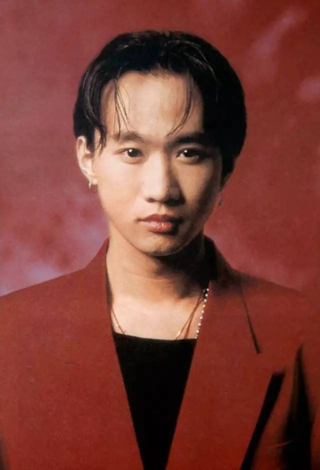 香港樂團Beyond主唱黃家駒在錄綜藝節目時，從高台上跌下來撞到頭，昏迷6天最終不治身亡。（圖／翻攝自微博）