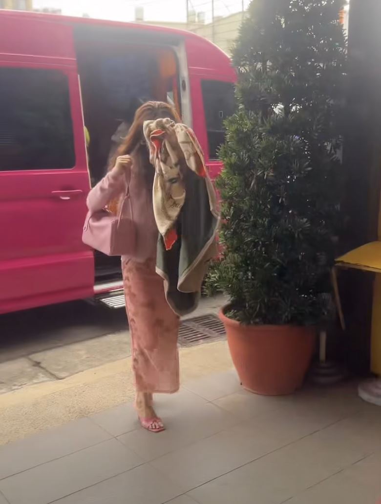 吊車大王妻子下車後用絲巾遮臉，反遭網友大酸。（圖／翻攝自《雙喜公益彩券行.雙喜運動彩券行》臉書）