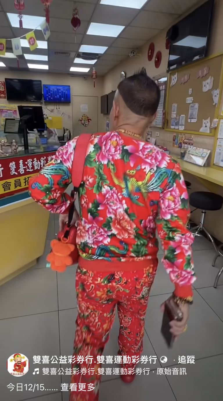 吊車大王胡漢龑去年前往彩券行做公益。（圖／翻攝自《雙喜公益彩券行.雙喜運動彩券行》臉書）