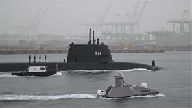 海鯤艦第4次潛航測試（2）潛艦國造原型艦海鯤艦6日進行第4次潛航測試，於上午9時許駛出港區，台船自主研發的「奮進魔鬼魚號」無人船也一同出海。中央社記者董俊志攝　115年2月6日