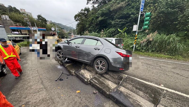 基隆林姓男子駕駛自小客車，疑因車輛打滑失控，自撞並衝上路旁護欄。（圖／翻攝畫面）