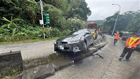 基隆,自小客車,中和路交流道,打滑失控,自撞,護欄。（圖／翻攝畫面）