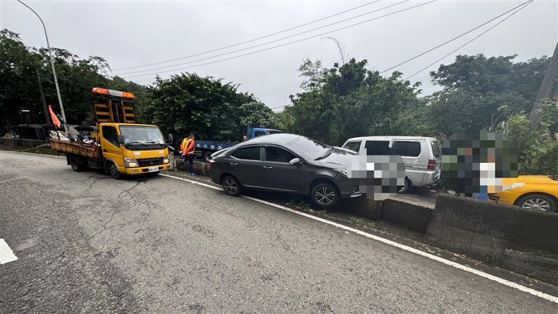 基隆林姓男子駕駛自小客車，疑因車輛打滑失控，自撞並衝上路旁護欄。（圖／翻攝畫面）