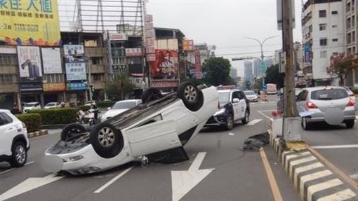 台中轎車自撞「彈飛翻肚」駕駛命大脫困