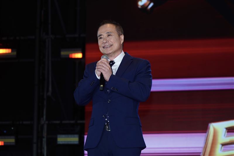 張榮華跟員工喊話。(圖/記者鄭孟晃攝影)