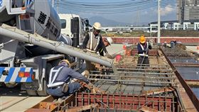 貴子坑溪跨溪橋梁工程。（圖／地政局提供）