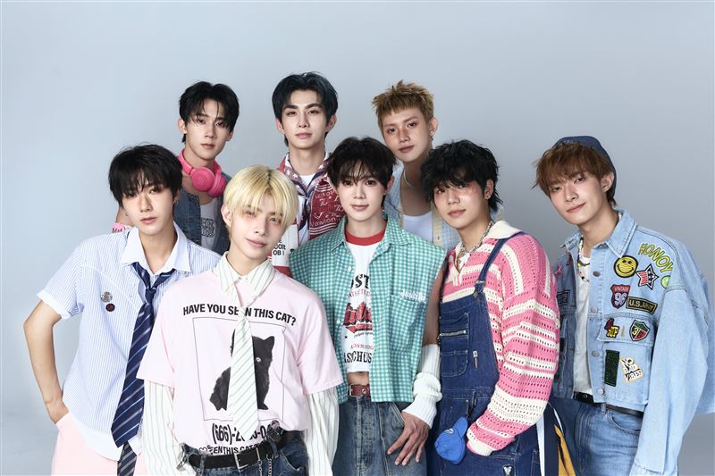 ARKis李定（後排右1）自爆當遊戲莊家，結果「錢發著發著就沒了」。（圖／FU Entertainment X DJB提供）