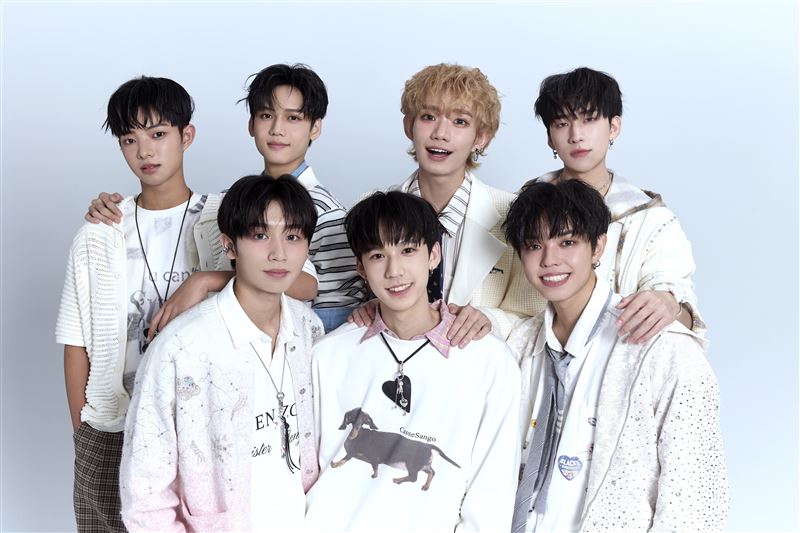 F.F.O鈞嘉（後排右2）光榮返鄉開唱。（圖／FU Entertainment X DJB提供）