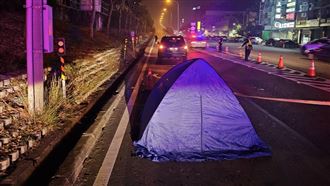 詭異倒地遭3車輾！高雄男魂斷匝道