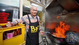 雲林農家出身的侯翔笙，為幫離鄉打拚的人補身，開店賣薑母鴨。他堅持全米酒不加一滴水，純正口味屹立不搖44年。