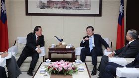 前駐日代表謝長廷重返日本駐處，現任代表李逸洋笑稱「老長官換坐貴賓席」。（圖／翻攝自李逸洋臉書）