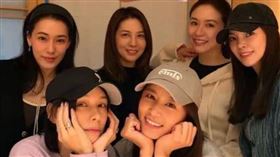 曾馨瑩（後排右起）、蔡依珊、周欣怡、陳妍嵐，以及林心如（前排右起）、徐若瑄聚會。（翻攝vivianhsu.ironv IG）