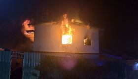 南投埔里暗夜火警！3棟民宅連環燒　屋主爬出躲2樓冷氣主機上獲救（圖／翻攝畫面）