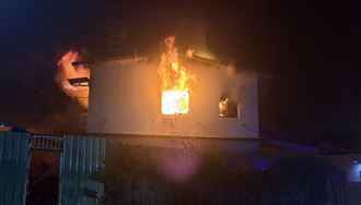 南投3民宅連燒！屋主躲2樓冷氣主機上獲救