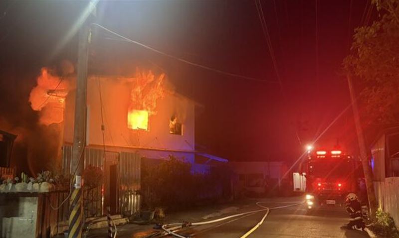 消防人員抵達現場時，發現第2棟倉庫已全面燃燒。（圖／翻攝畫面）