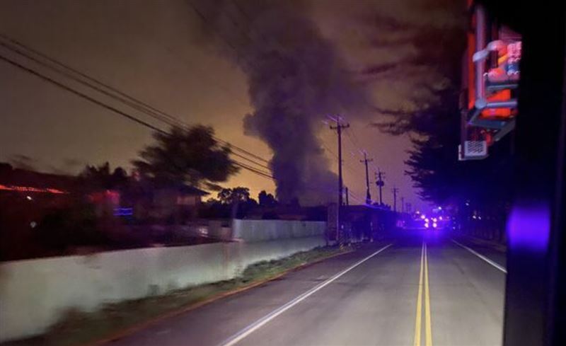 南投埔里某民宅竄出火煙，火勢迅速延燒波及另外2棟建築。（圖／翻攝畫面）