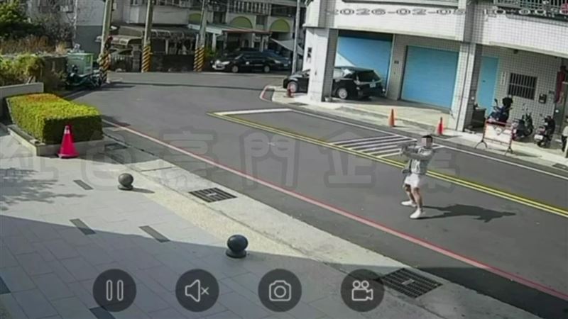 李姓少年第一輪開槍掃射。（圖／翻攝黑色豪門企業）