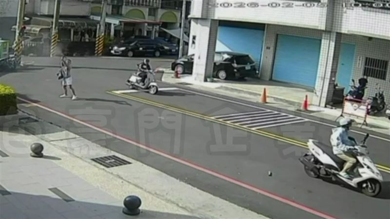 李姓少年第二輪開槍掃射，騎士驚嚇閃避。（圖／翻攝黑色豪門企業）